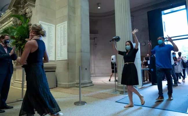 Direktor Max Hollein applaudiert den ersten Besuchern im Metropolitan Museum of Art in New York City am Öffnungstag