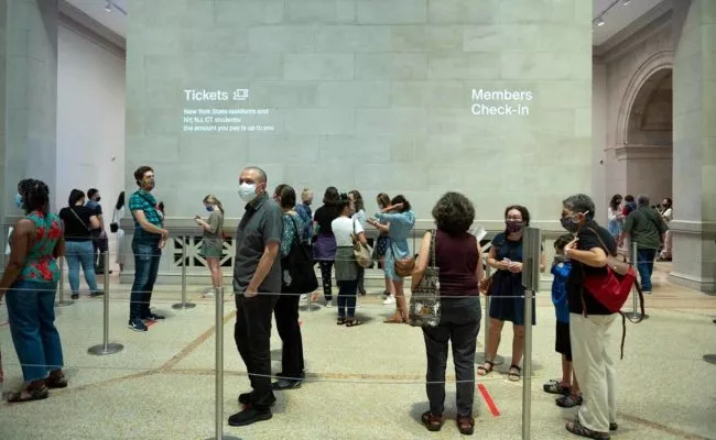 Besucher im Metropolitan Museum of Art stehen Schlange am Eröffnungstag