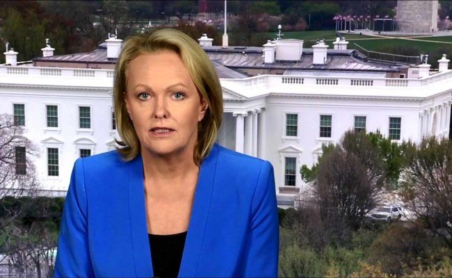 ORF USA-Korrespondentin Hannelore Veit vor dem Weißen Haus in Washington