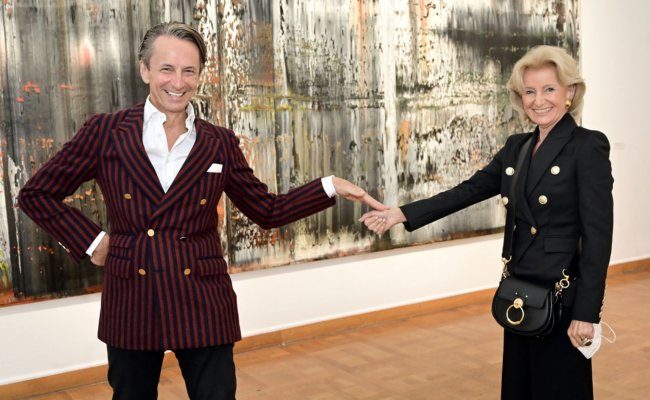 Christian Rainer und Elisabeth Gürtler bei einer Ausstellung des Malers Gerhard Richter