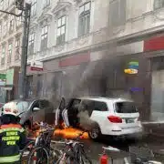 Feuerwehr löscht brennendes Auto nach Unfall in der Taborstraße