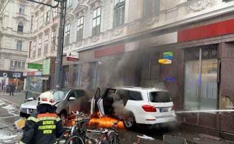 Feuerwehr löscht brennendes Auto nach Unfall in der Taborstraße