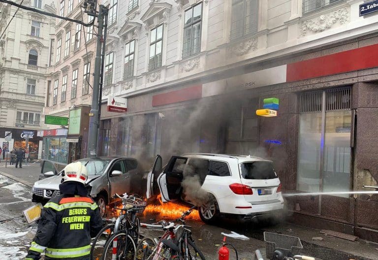 Feuerwehr löscht brennendes Auto nach Unfall in der Taborstraße