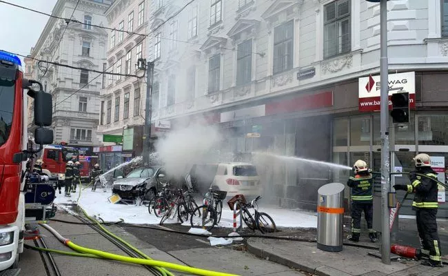 Feuerwehr löscht brennendes Auto nach Unfall in der Taborstraße