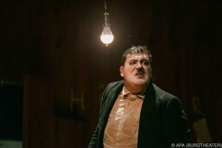 Marcel Heuperman als Adolf Hitler in "Mein Kampf" am Burgtheater
