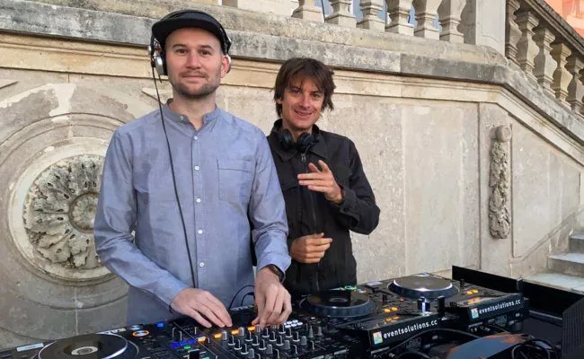 DJs Camo & Krooked treten bei einem Livestream-Event auf