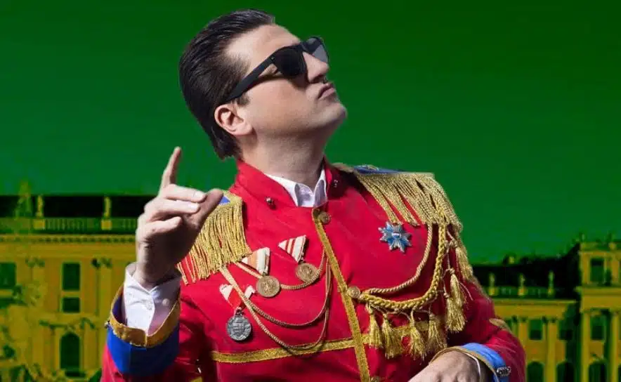 Nik Raspotnik verkörpert "Falco" in der Musik Comedy "Falco - Rock me again" von Werner Rohrhofer