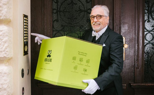 Herr Alfons liefert Umzugsboxen bis zur Wohnungstür