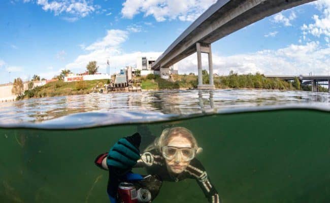 Beatrice Körmer taucht in die Donau ab