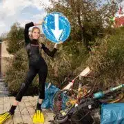 Beatrice Körmer mit einer Menge Müll beim Danube Clean up 2020