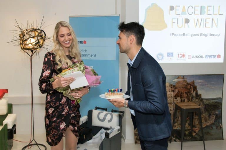 Emil Diaconu (GF Social City Wien) gratuliert "PeaceBell"-Botschafterin Beatrice Körmer zum 25. Geburtstag