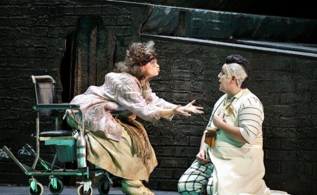 Juliette Khalil (Papagena) und Jakob Semotan (Papageno)
