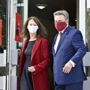 Bürgermeister mit seiner Frau nach der Stimmenabgabe bei der Wien-Wahl