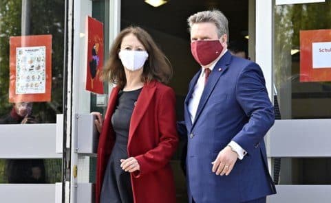 Bürgermeister mit seiner Frau nach der Stimmenabgabe bei der Wien-Wahl