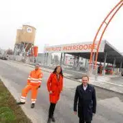 Umweltstadträtin Ulli Sima, Bezirksvorsteher Gerald Bischof und ein Mitarbeiter der MA 48 am Mistplatz Inzersdorf