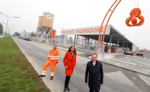 Umweltstadträtin Ulli Sima, Bezirksvorsteher Gerald Bischof und ein Mitarbeiter der MA 48 am Mistplatz Inzersdorf