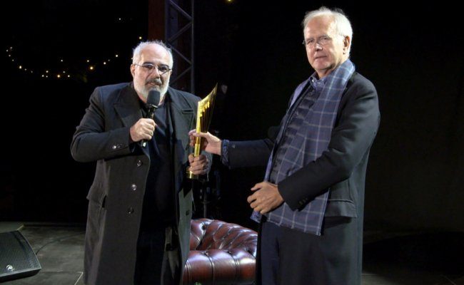 Michael Niavarani bekommt Nestroy-Preis 2020 von Helmut Schmidt überreicht