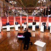 Die Spitzenkandidaten aller Parteien im Rathaus bei einer Mediendiskussion am Wahlsonntag