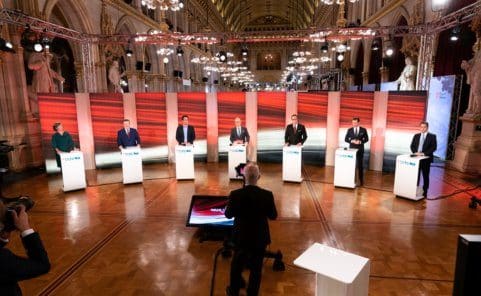 Die Spitzenkandidaten aller Parteien im Rathaus bei einer Mediendiskussion am Wahlsonntag