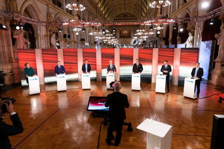 Die Spitzenkandidaten aller Parteien im Rathaus bei einer Mediendiskussion am Wahlsonntag