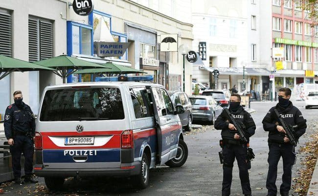 Bereitschaftspolizei am Tag nach dem Attentat in Wien am Tatort