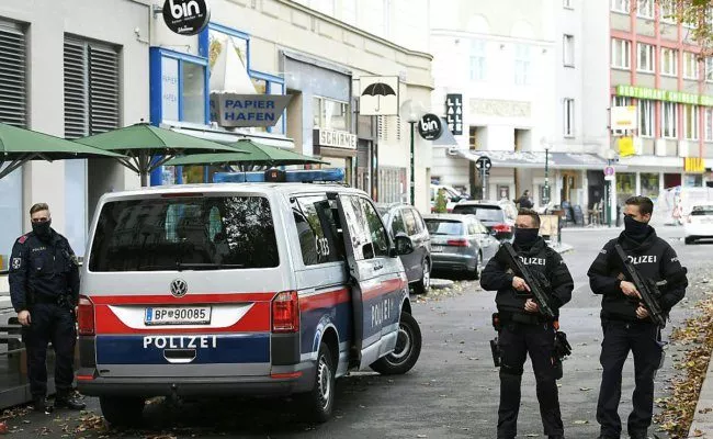 Bereitschaftspolizei am Tag nach dem Attentat in Wien am Tatort