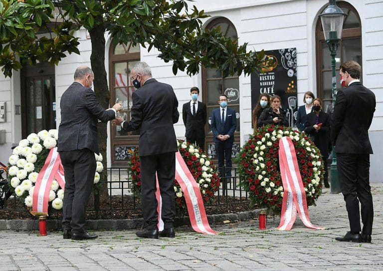 Nationalratspräsident, Bundespräsident und Bundeskanzler bei einer Kranzniederlegung