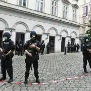 Polizeibeamte am Dienstag, 3. November 2020, im Bereich des Tatortes nahe der Judengasse