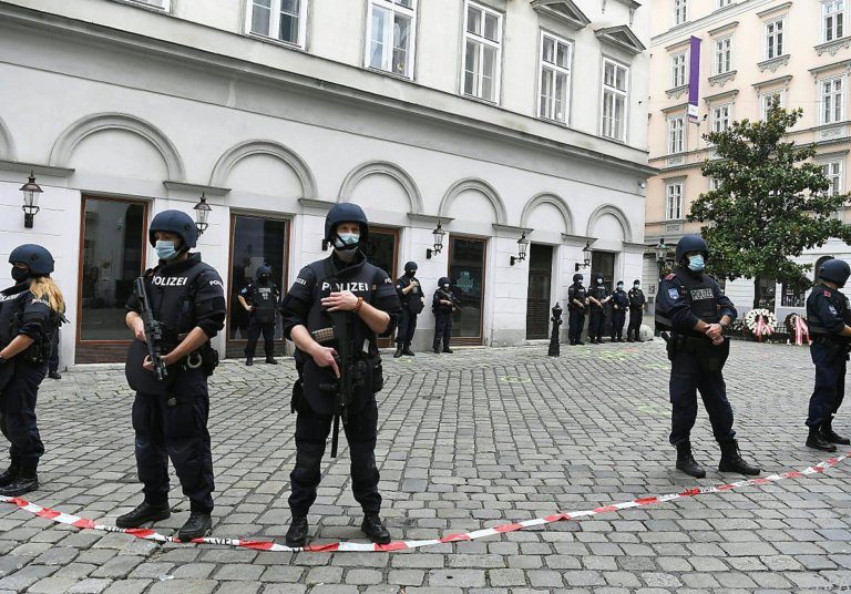 Polizeibeamte am Dienstag, 3. November 2020, im Bereich des Tatortes nahe der Judengasse