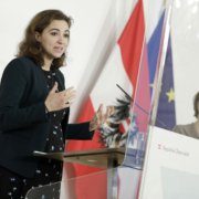 Alma Zadic (Grüne) und Karoline Edtstadler (ÖVP) präsentieren Regierungsvorlage zum Gesetzespaket gegen Hass im Netz