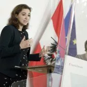Alma Zadic (Grüne) und Karoline Edtstadler (ÖVP) präsentieren Regierungsvorlage zum Gesetzespaket gegen Hass im Netz