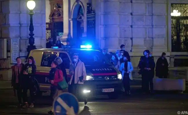 Besucher im Burgtheater wurden gebeten, nach der Vorstellung im Gebäude zu bleiben