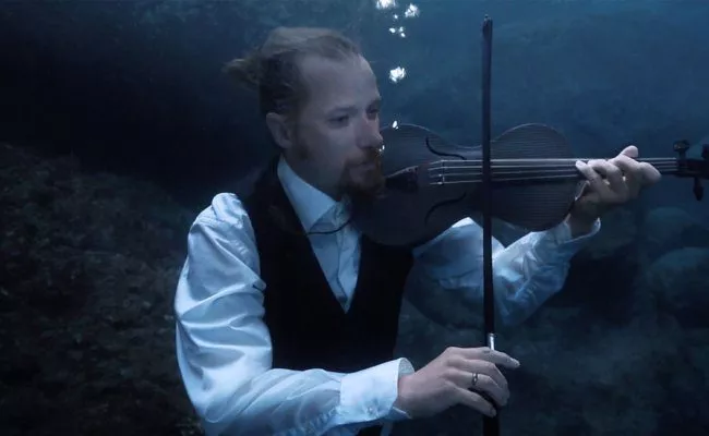 Robert Karlsson spielt auf einer Karbon-Violine im Video The Drowned Requiem