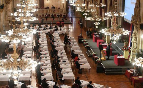 Im Rathaus wurde die Koalition zwischen Neos und SPÖ mit der Angelobung besiegelt