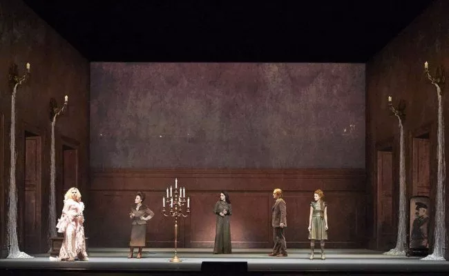 Szene aus der Oper Tri Sestri an der Wiener Staatsoper als Streaming