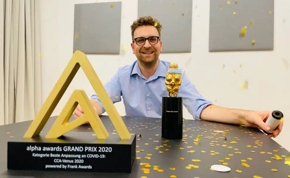 CCA-Geschäftsführer Reinhard Schwarzinger nimmt Alpha Awards Grand Prix 2020 entgegen