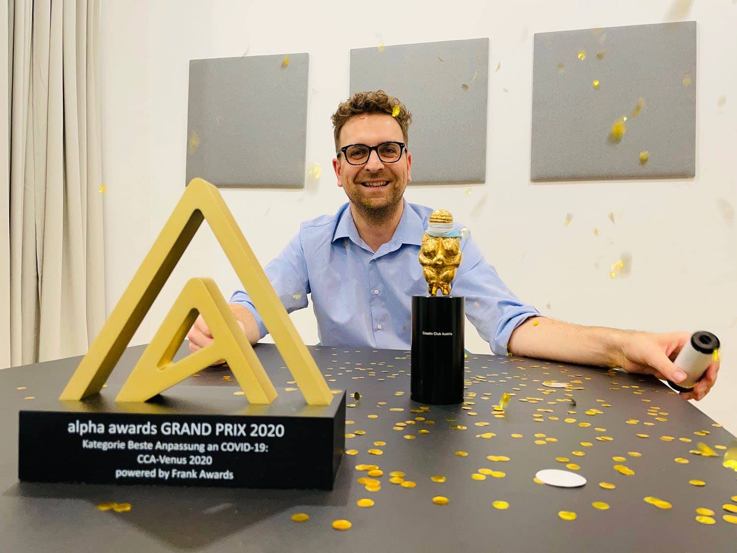 CCA-Geschäftsführer Reinhard Schwarzinger nimmt Alpha Awards Grand Prix 2020 entgegen