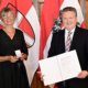 Überreichung Urkunde Dank und Anerkennung an Frau Manuela Födinger