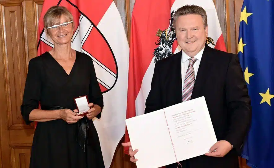 Überreichung Urkunde Dank und Anerkennung an Frau Manuela Födinger