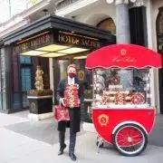 Im Sacher Drive-In kann man die Original Sacher-Torte kontaktlos mitnehmen