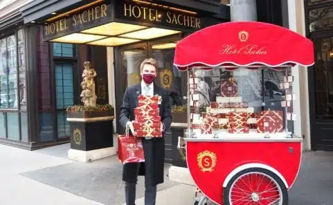 Im Sacher Drive-In kann man die Original Sacher-Torte kontaktlos mitnehmen