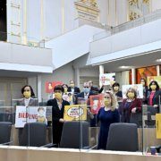 Die SPÖ-Fraktion hielt Taferl für Kinderrechte hoch