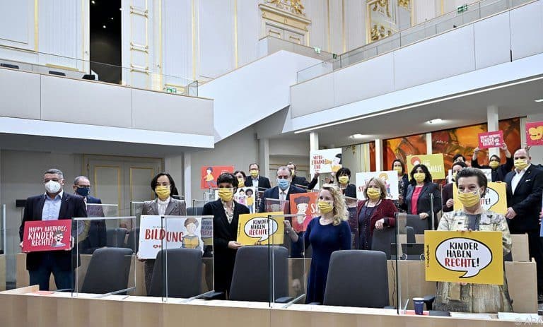 Die SPÖ-Fraktion hielt Taferl für Kinderrechte hoch