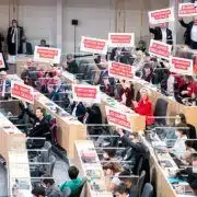 Die SPÖ-Fraktion im Parlament macht ein Titelbild für die Pensionsreform