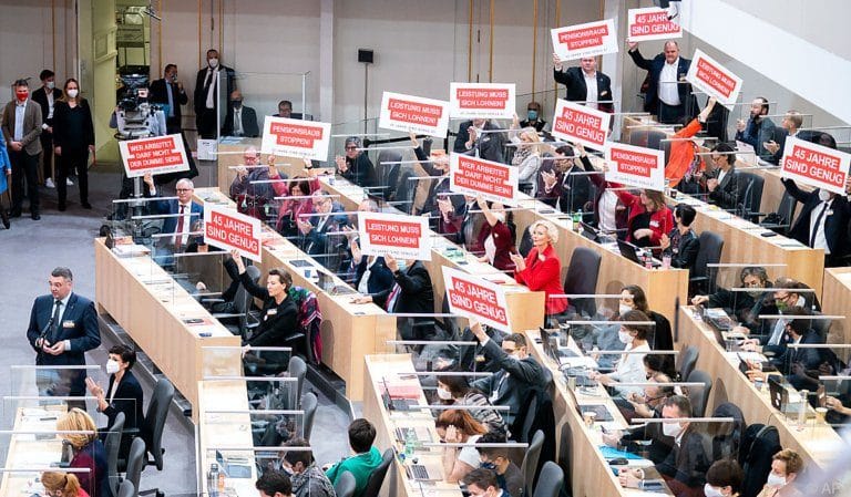 Die SPÖ-Fraktion im Parlament macht ein Titelbild für die Pensionsreform