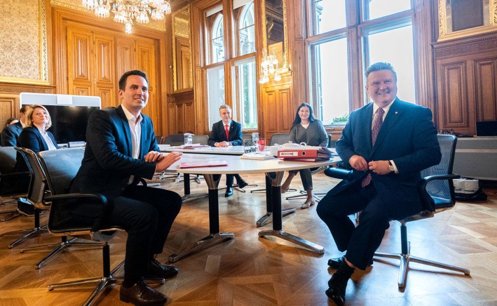 Die Verhandlungsteams von SPÖ und Neos bei einer Sitzung über eine zukünftige Koalition in Wien