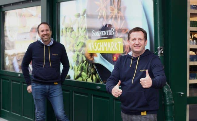 Berndt Kienmeyer und Oskar Klapal am Naschmarkt