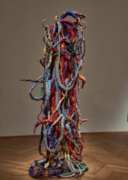 MAK-Ausstellungsansicht, 2020 "Sheila Hicks: Garn, Bäume, Fluss" im MAK.