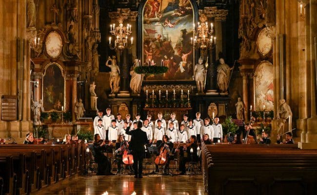 Wiener Sängerknaben und Dirigent Sascha Goetzel im Stephansdom