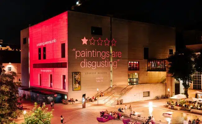 Projektion einer Besucherbewertung auf das Leopold Musuem in Wien